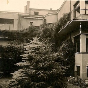 Many Romanian Jews enjoyed a comfortable lifestyle in elegant homes with lush gardens. 